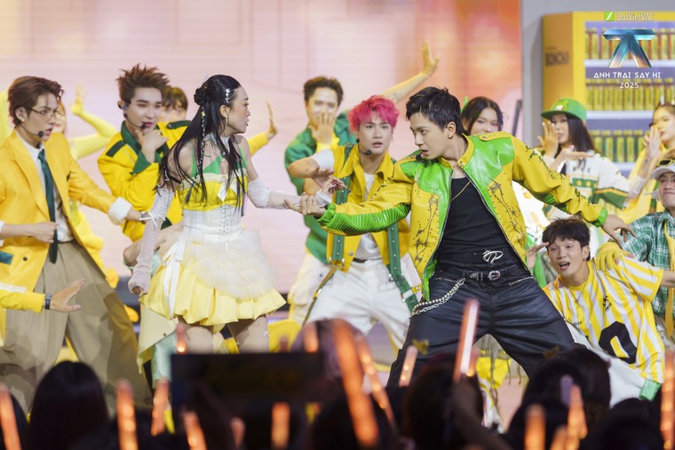 Anh Trai “Say Hi” 2025 Tập 10: “Ở đây ai cũng thương con” - Khi âm nhạc chạm vào nỗi lòng người con xa xứ ảnh 6