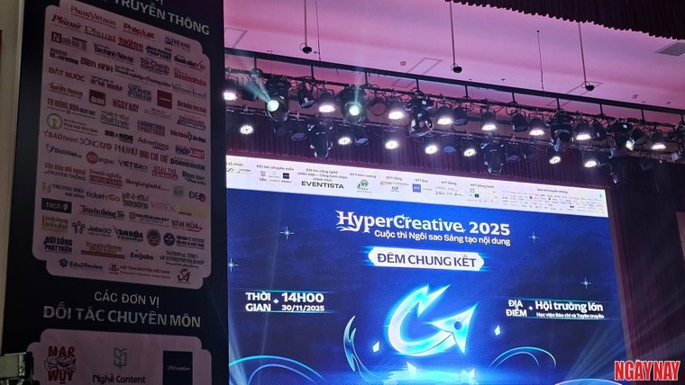 Bùng nổ sắc màu sáng tạo tại đêm Chung kết HyperCreative 2025 trường Báo: Bật sắc họa dấu ấn ảnh 3