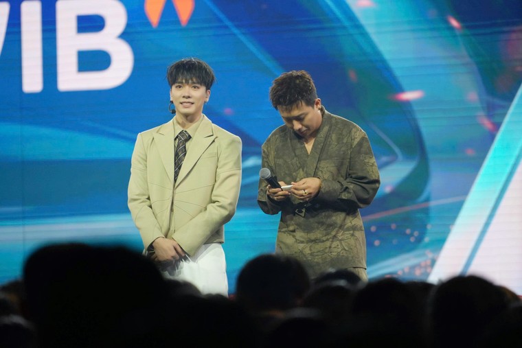 Anh Trai “Say Hi” 2025 Tập 13: Anh Trai B Ray trở về với sức mạnh nguyên bản, mang giọng ca AMEE dự kiến khuấy đảo sân khấu Say Hi ảnh 1