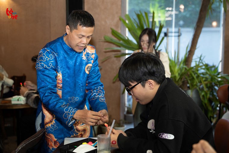 Cùng nghệ nhân tò he Đặng Văn Tiên đắm chìm trong không gian văn hóa tuổi thơ ảnh 2