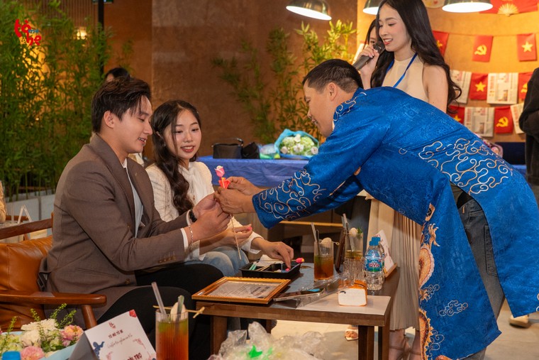 Cùng nghệ nhân tò he Đặng Văn Tiên đắm chìm trong không gian văn hóa tuổi thơ ảnh 3