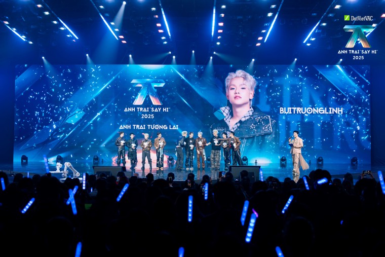 Bùi Trường Linh nhận giải “Anh Trai Tương Lai” từ đại diện Bộ VH-TT&DL tại đêm Chung kết Anh Trai Say Hi 2025 ảnh 1