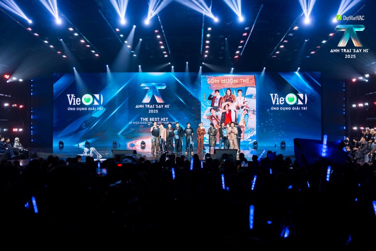 Bùi Trường Linh nhận giải “Anh Trai Tương Lai” từ đại diện Bộ VH-TT&DL tại đêm Chung kết Anh Trai Say Hi 2025 ảnh 6