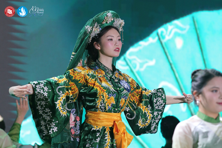 Đêm chung kết Beauty & Charm 2025: Lộ diện Tân Hoa khôi và Tân Nam vương Duyên dáng Ngoại thương ảnh 1