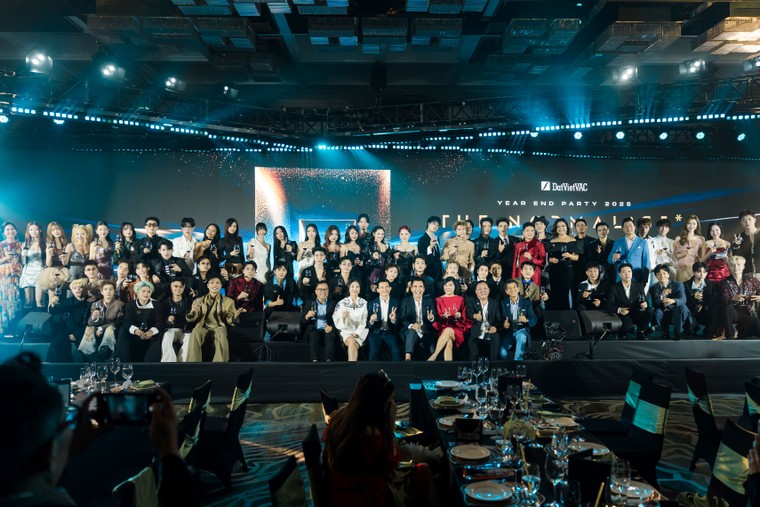 Showbiz Việt Nam cùng “date” trong đêm tiệc cuối năm của DatVietVAC ảnh 5