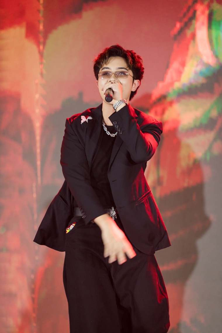 Showbiz Việt Nam cùng “date” trong đêm tiệc cuối năm của DatVietVAC ảnh 9