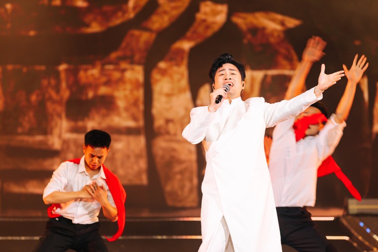 Tổng đạo diễn Xuân quê hương 2026 Hoàng Công Cường hạnh phúc khi chạm vào nỗi nhớ quê hương của hàng ngàn kiều bào ảnh 9