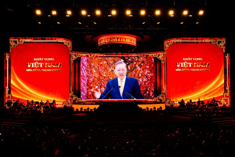 Tổng đạo diễn Xuân quê hương 2026 Hoàng Công Cường hạnh phúc khi chạm vào nỗi nhớ quê hương của hàng ngàn kiều bào ảnh 1