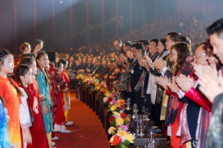 Tổng đạo diễn Xuân quê hương 2026 Hoàng Công Cường hạnh phúc khi chạm vào nỗi nhớ quê hương của hàng ngàn kiều bào ảnh 8