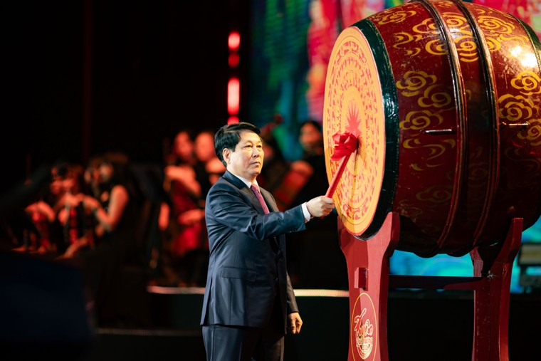 Tổng đạo diễn Xuân quê hương 2026 Hoàng Công Cường hạnh phúc khi chạm vào nỗi nhớ quê hương của hàng ngàn kiều bào ảnh 2