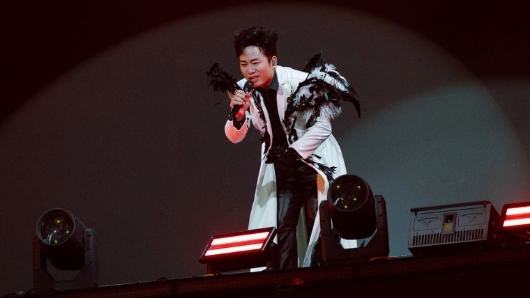 Tùng Dương thử sức với remix, chinh phục khán giả trẻ tại Her Concert ảnh 2