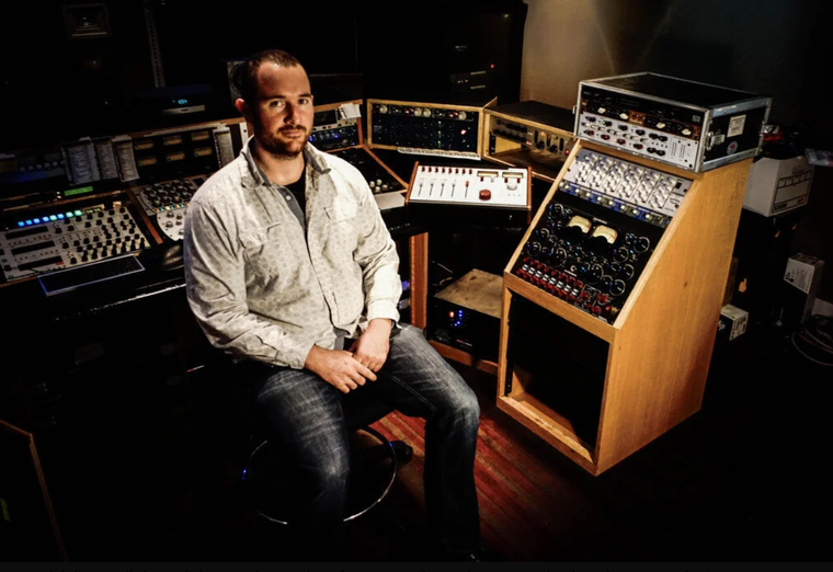 Kỹ sư đoạt giải Grammy góp mặt trong ca khúc mới của HIEUTHUHAI ảnh 1