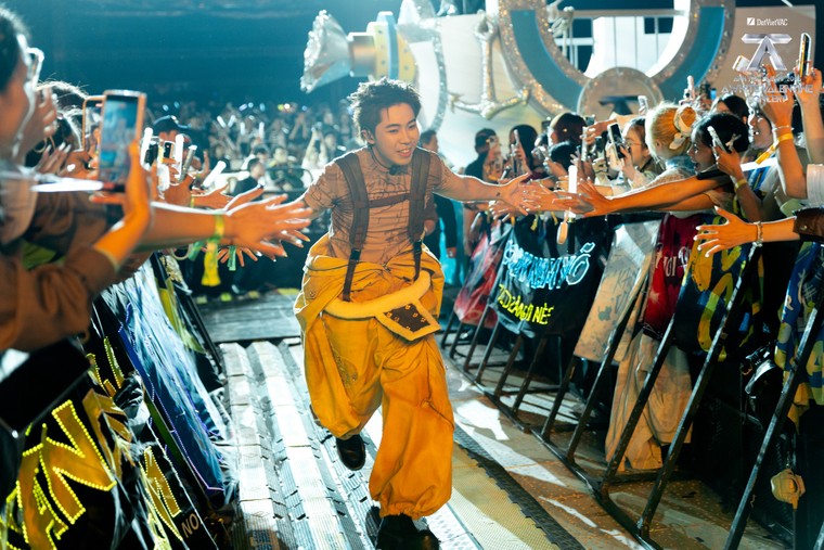 “Biển trắng” giữa Mỹ Đình: Khi concert Việt chạm ngưỡng của một sự kiện văn hóa đô thị ảnh 7