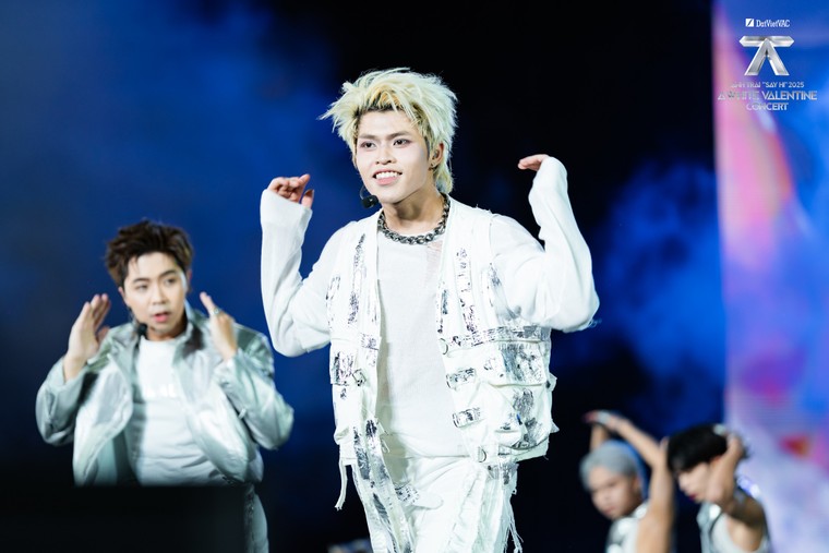 “Biển trắng” giữa Mỹ Đình: Khi concert Việt chạm ngưỡng của một sự kiện văn hóa đô thị ảnh 17