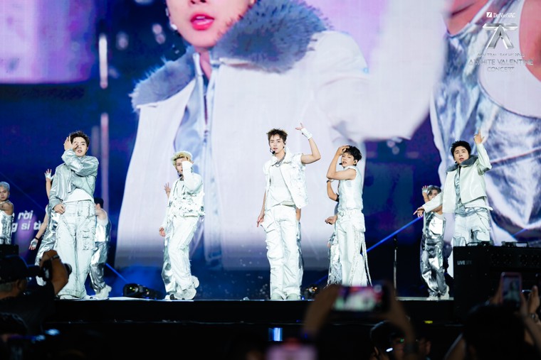 “Biển trắng” giữa Mỹ Đình: Khi concert Việt chạm ngưỡng của một sự kiện văn hóa đô thị ảnh 12