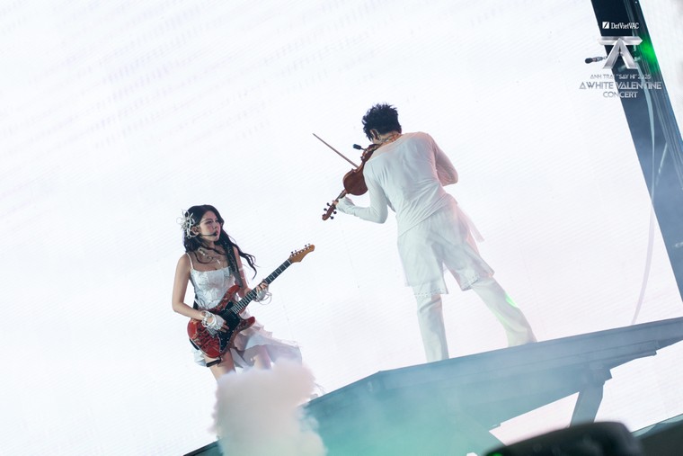 “Biển trắng” giữa Mỹ Đình: Khi concert Việt chạm ngưỡng của một sự kiện văn hóa đô thị ảnh 11