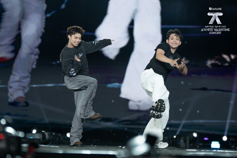 “Biển trắng” giữa Mỹ Đình: Khi concert Việt chạm ngưỡng của một sự kiện văn hóa đô thị ảnh 14