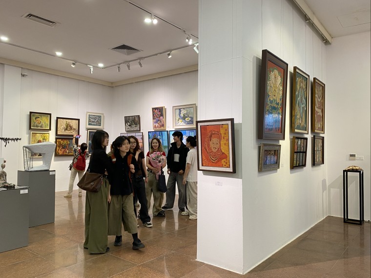 Khai mạc Triển lãm Mỹ thuật sinh viên 2026: Gần 200 tác phẩm mở ra chu kỳ sáng tạo mới ảnh 1