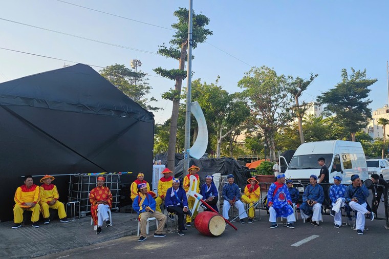 hieuthuhai, Lamoon và Juky san “cháy” hết mình trên sân khấu tổng duyệt Mega Concert Đại ngàn chạm biển xanh ảnh 13
