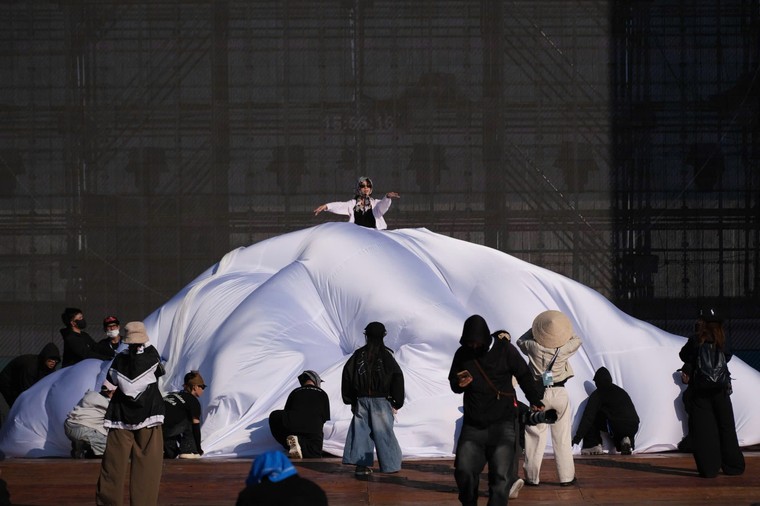 hieuthuhai, Lamoon và Juky san “cháy” hết mình trên sân khấu tổng duyệt Mega Concert Đại ngàn chạm biển xanh ảnh 8