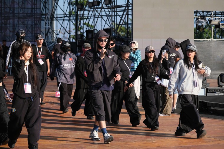 hieuthuhai, Lamoon và Juky san “cháy” hết mình trên sân khấu tổng duyệt Mega Concert Đại ngàn chạm biển xanh ảnh 5