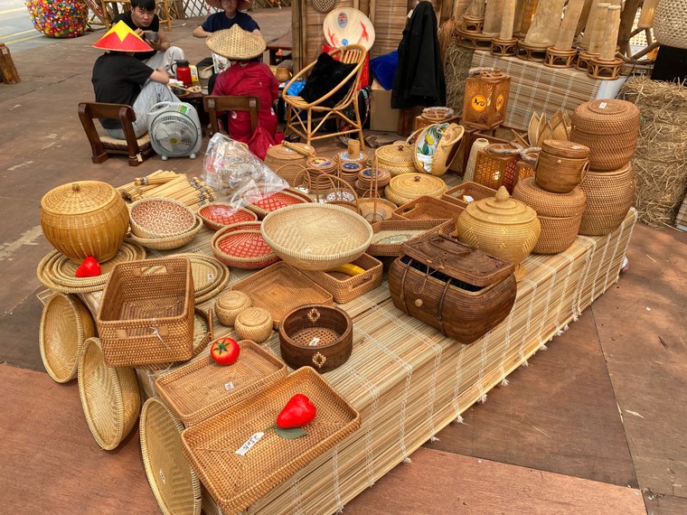 Sự dịch chuyển của mỹ thuật ứng dụng từ làng nghề vào không gian tiêu dùng hiện đại ảnh 6