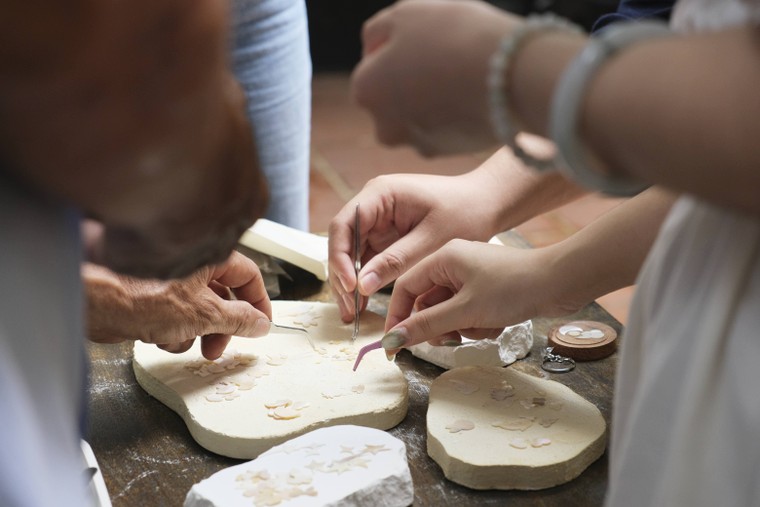 Triển lãm "Cộng Sắc": Gen Z đưa nghệ thuật khảm xà cừ gò công vào dòng chảy đương đại ảnh 4