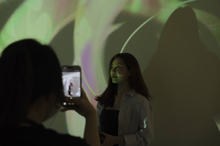 Triển lãm "Cộng Sắc": Gen Z đưa nghệ thuật khảm xà cừ gò công vào dòng chảy đương đại ảnh 2