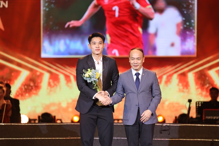 Giải thưởng Cống hiến 2026 khép lại với “đại tiệc âm nhạc”, CONGB giành giải Nghệ sĩ mới, SOOBIN lập hat-trick ấn tượng ảnh 8