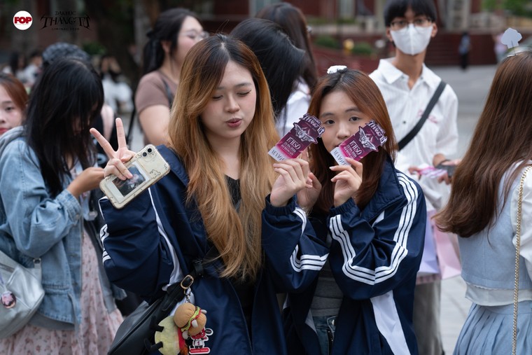 Vương Bình khuấy động sân khấu Dạ Khúc Tháng Tư 2026 bằng giọng ca giàu cảm xúc ảnh 1