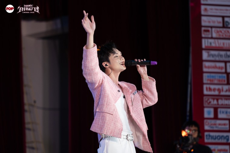 Vương Bình khuấy động sân khấu Dạ Khúc Tháng Tư 2026 bằng giọng ca giàu cảm xúc ảnh 3