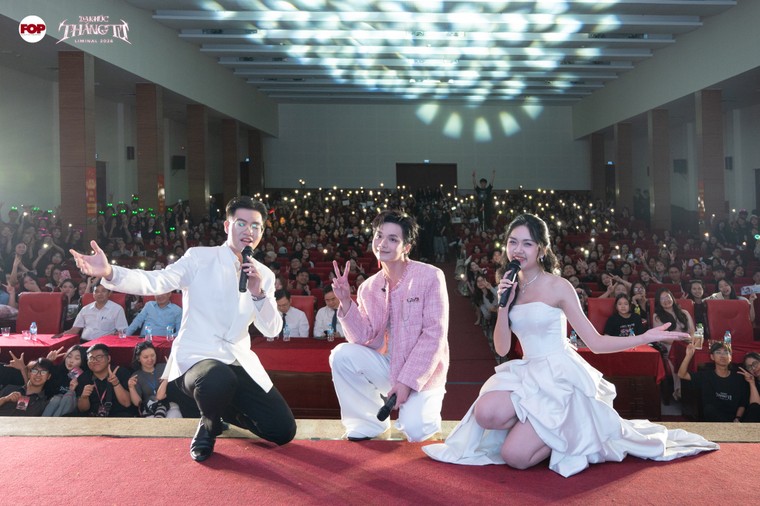 Vương Bình khuấy động sân khấu Dạ Khúc Tháng Tư 2026 bằng giọng ca giàu cảm xúc ảnh 4