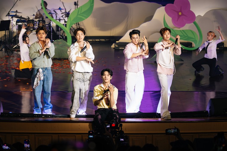 Từ Rap Việt đến Anh Trai Say Hi: buitruonglinh quy tụ dàn khách mời đồ sộ trong đêm diễn khép lại tại Hà Nội ảnh 12