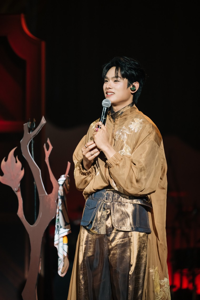 Từ Rap Việt đến Anh Trai Say Hi: buitruonglinh quy tụ dàn khách mời đồ sộ trong đêm diễn khép lại tại Hà Nội ảnh 4