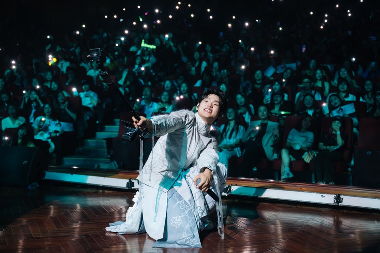 Từ Rap Việt đến Anh Trai Say Hi: buitruonglinh quy tụ dàn khách mời đồ sộ trong đêm diễn khép lại tại Hà Nội ảnh 9