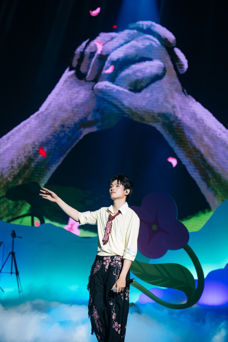 Từ Rap Việt đến Anh Trai Say Hi: buitruonglinh quy tụ dàn khách mời đồ sộ trong đêm diễn khép lại tại Hà Nội ảnh 10