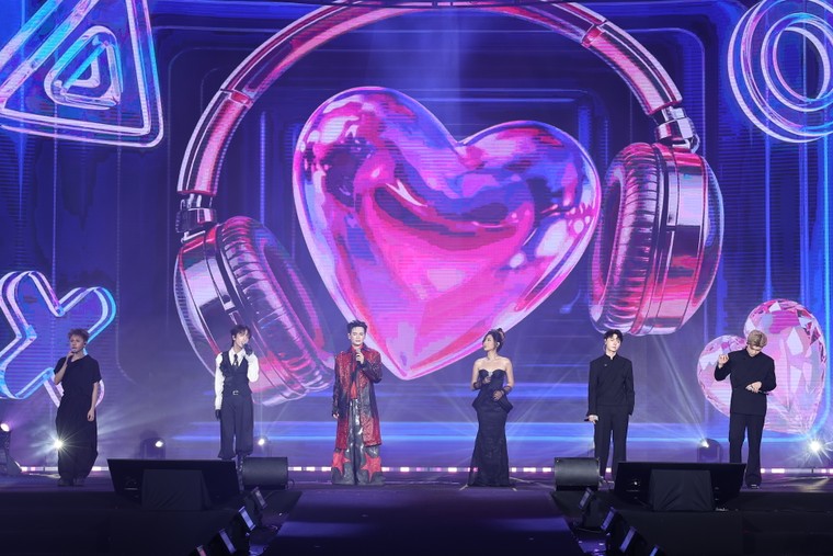 “Vé về thanh xuân” - Chuyến tàu tái hiện ký ức tuổi trẻ ảnh 1