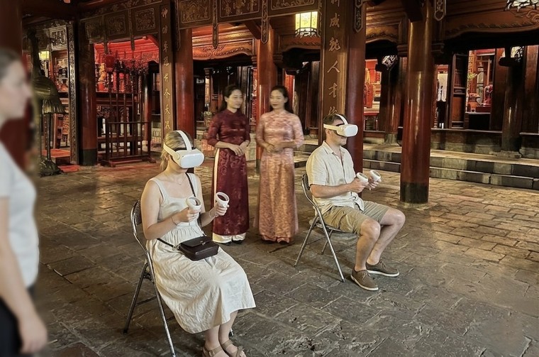 Khi tinh hoa đạo học ngàn năm lan tỏa tới du khách quốc tế trong tour đêm tại Văn Miếu – Quốc Tử Giám ảnh 2