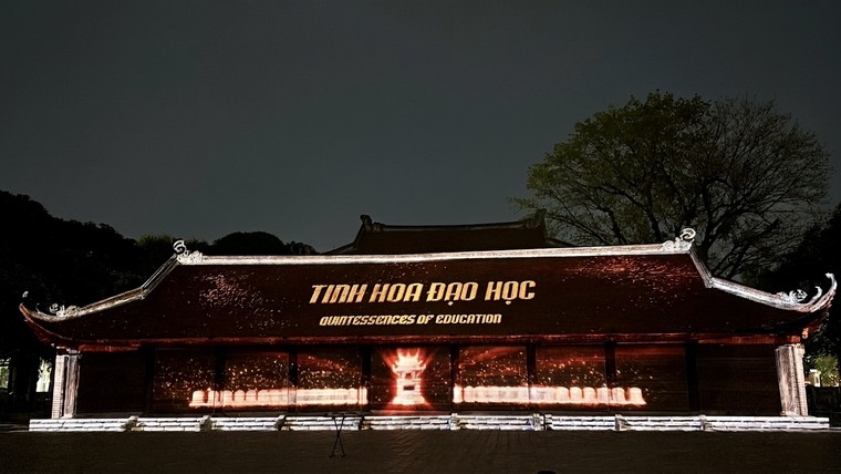 Khi tinh hoa đạo học ngàn năm lan tỏa tới du khách quốc tế trong tour đêm tại Văn Miếu – Quốc Tử Giám ảnh 1