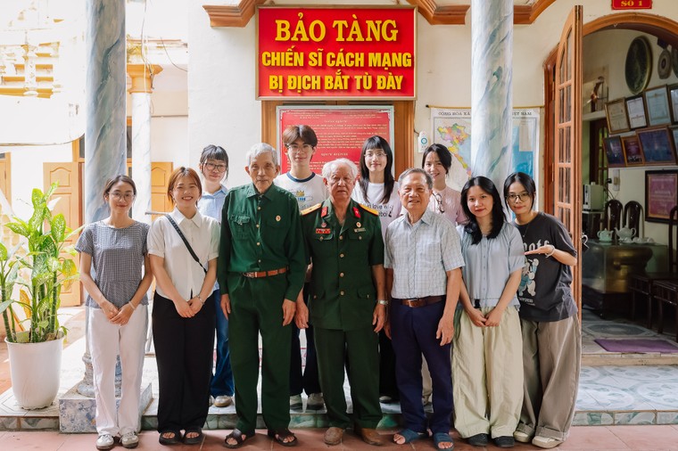 Trưng bày "Chuyện thời bình": Dòng cảm xúc mới của ký ức hậu chiến ảnh 1