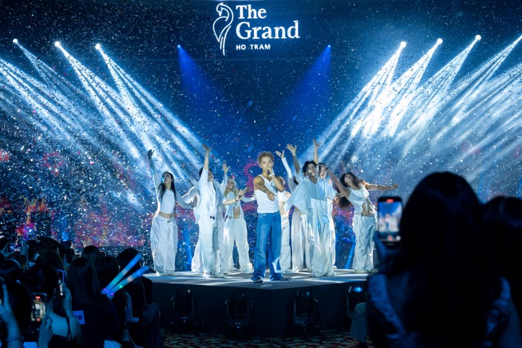 Từ Vũ trụ "Say Hi” đến “Nightfall Edition”: dấu ấn hệ sinh thái giải trí của DatVietVAC tại The Grand Hồ Tràm ảnh 9