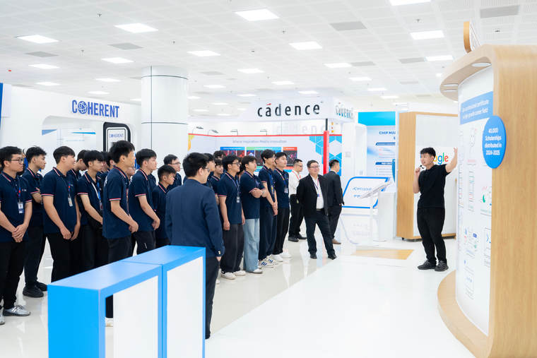 Phó Thủ tướng Chính phủ Hồ Quốc Dũng dự Lễ khai trương AI Lab của Trường Đại học Thăng Long ảnh 4