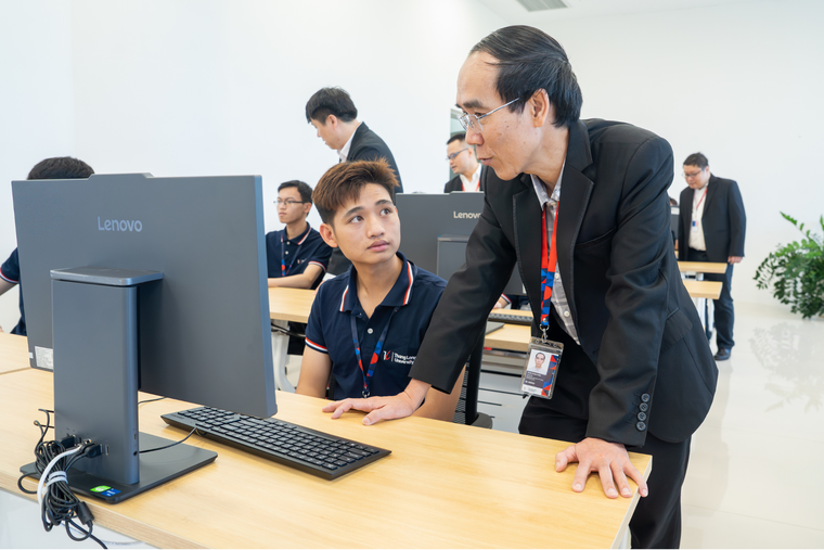 Phó Thủ tướng Chính phủ Hồ Quốc Dũng dự Lễ khai trương AI Lab của Trường Đại học Thăng Long ảnh 6