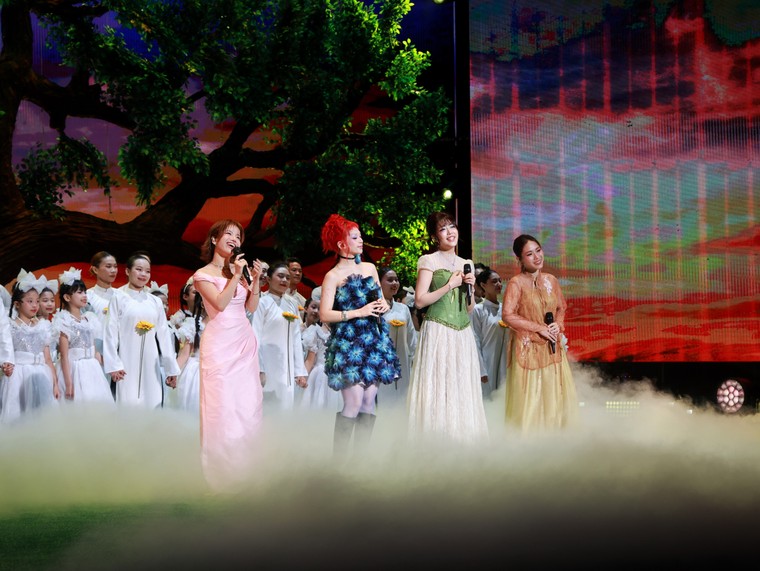 “Mãi nương tựa bên Người” và khoảng lặng đẹp trong “true Concert - Tình Đất” ảnh 11