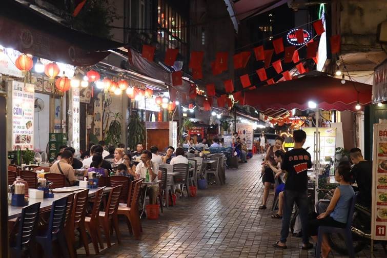 Đêm Hà Nội - từ chiếc ghế nhựa vỉa hè đến ánh đèn quầy bar ảnh 1