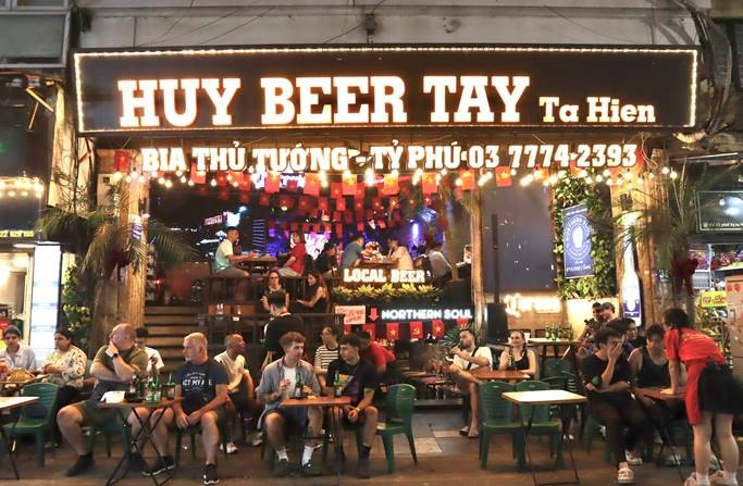 Đêm Hà Nội - từ chiếc ghế nhựa vỉa hè đến ánh đèn quầy bar ảnh 6