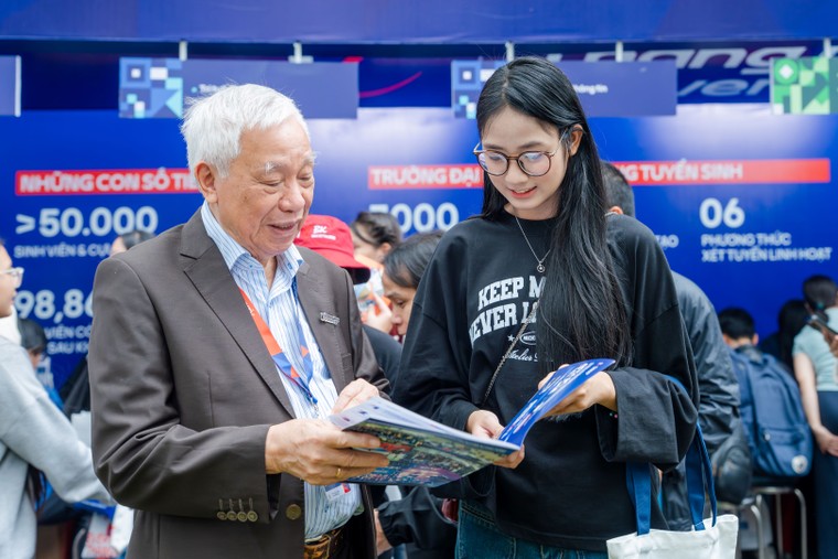 Hé lộ những điều chưa kể về GS. Hoàng Xuân Sính - nữ giáo sư Toán học đầu tiên của Việt Nam qua bộ phim tài liệu cuộc đời bà ảnh 1