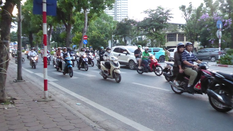 Du khách Mỹ: "Việc sang đường ở Hà Nội giống như tham gia vào một điệu nhảy" ảnh 2