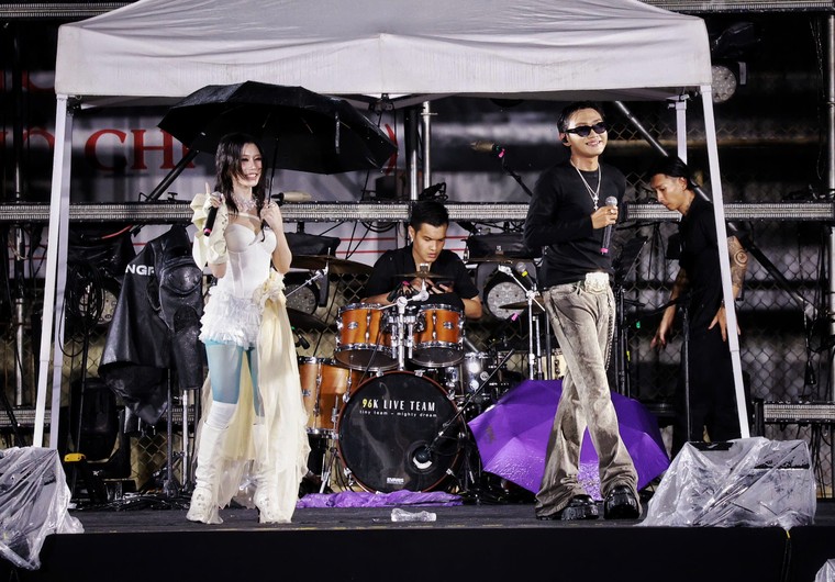 Sạp show 2026: dàn nghệ sĩ “cháy” hết mình dưới cơn mưa, mang đến đêm nhạc đầy cảm xúc ảnh 13