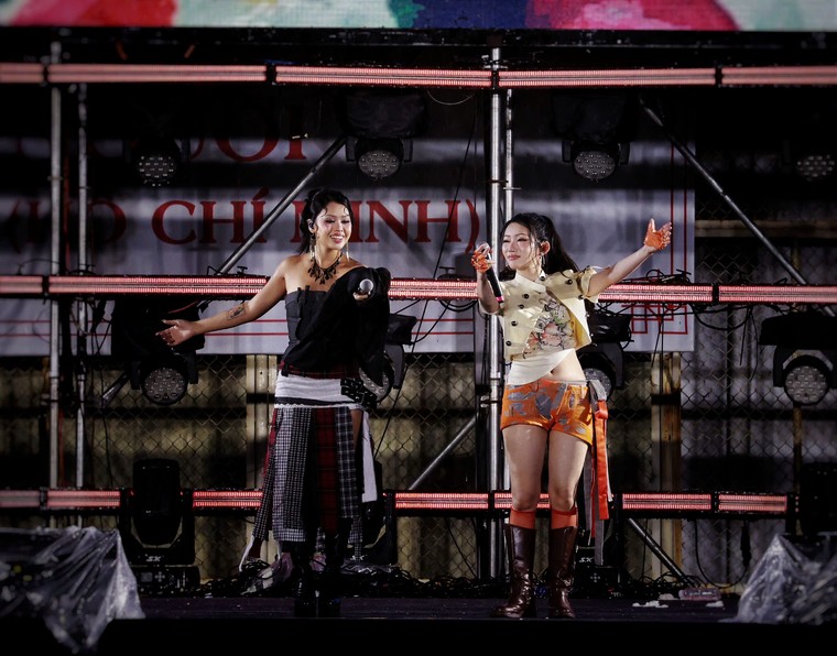 Sạp show 2026: dàn nghệ sĩ “cháy” hết mình dưới cơn mưa, mang đến đêm nhạc đầy cảm xúc ảnh 12